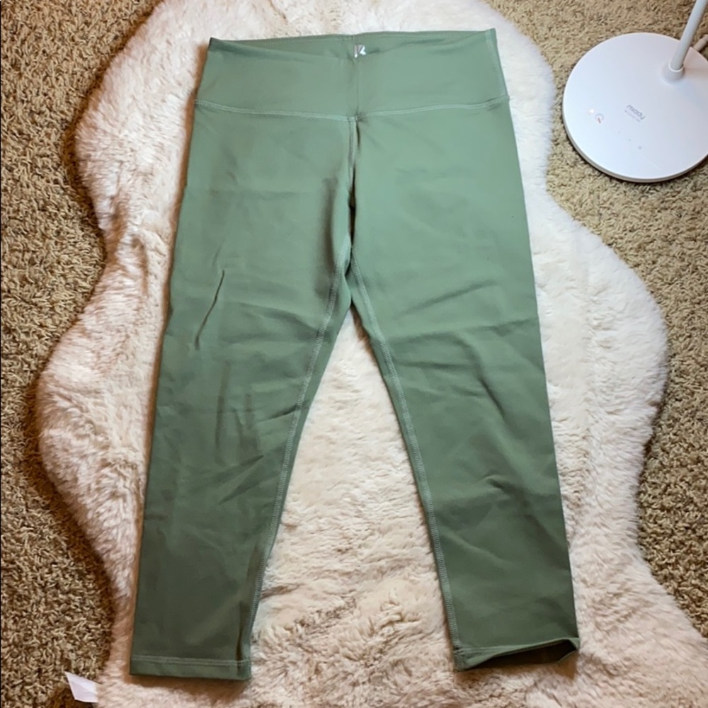 Buff bunny green Capri leggings